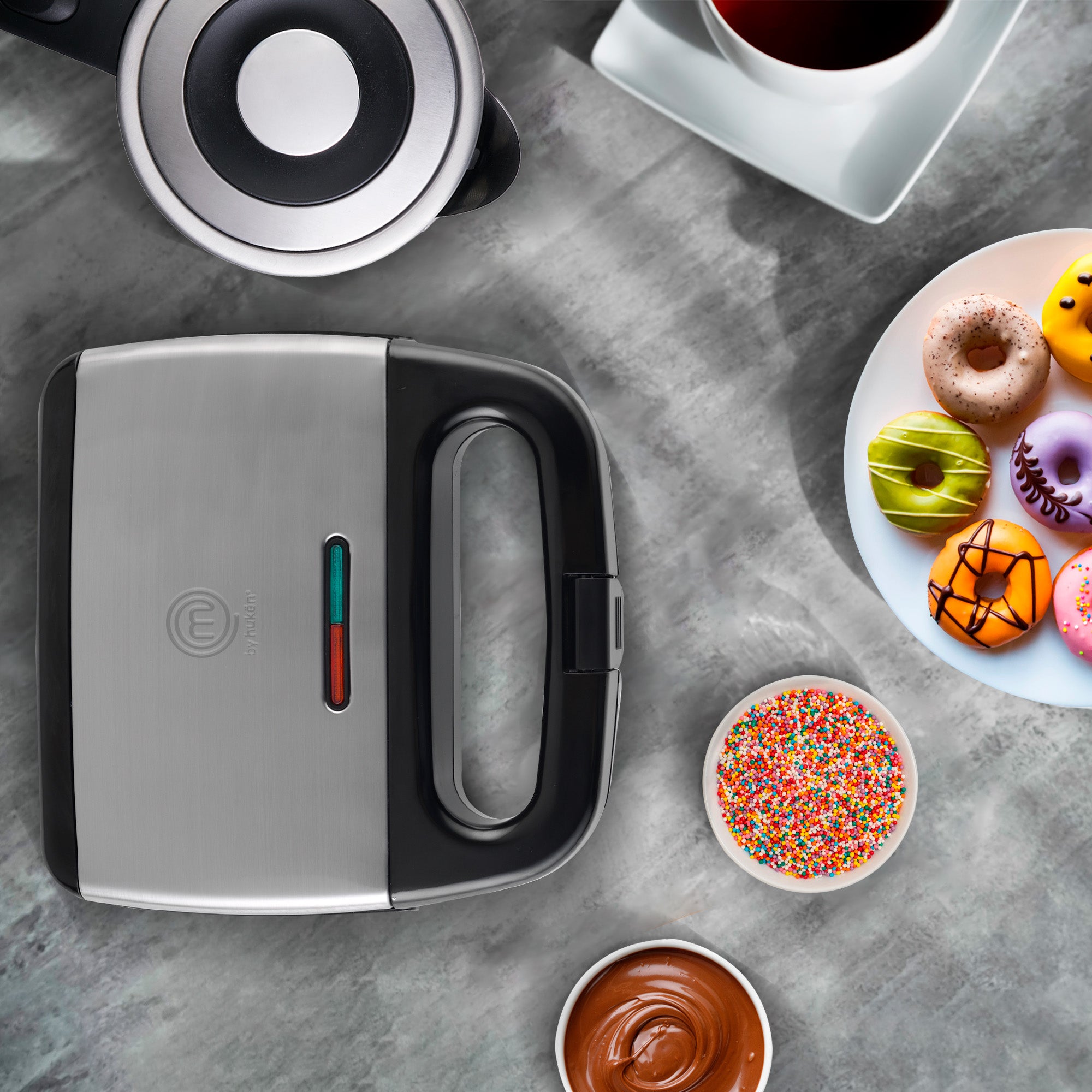 Máquina de Donas HEAT+ | 8 Mini Donas de 5cm | Tecnología FLASH-COOK | Calentamiento Rápido y Uniforme | Antiadherente | Acero Inoxidable | Luces Indicadoras | Diseño Compacto | Hukën x MasterChef