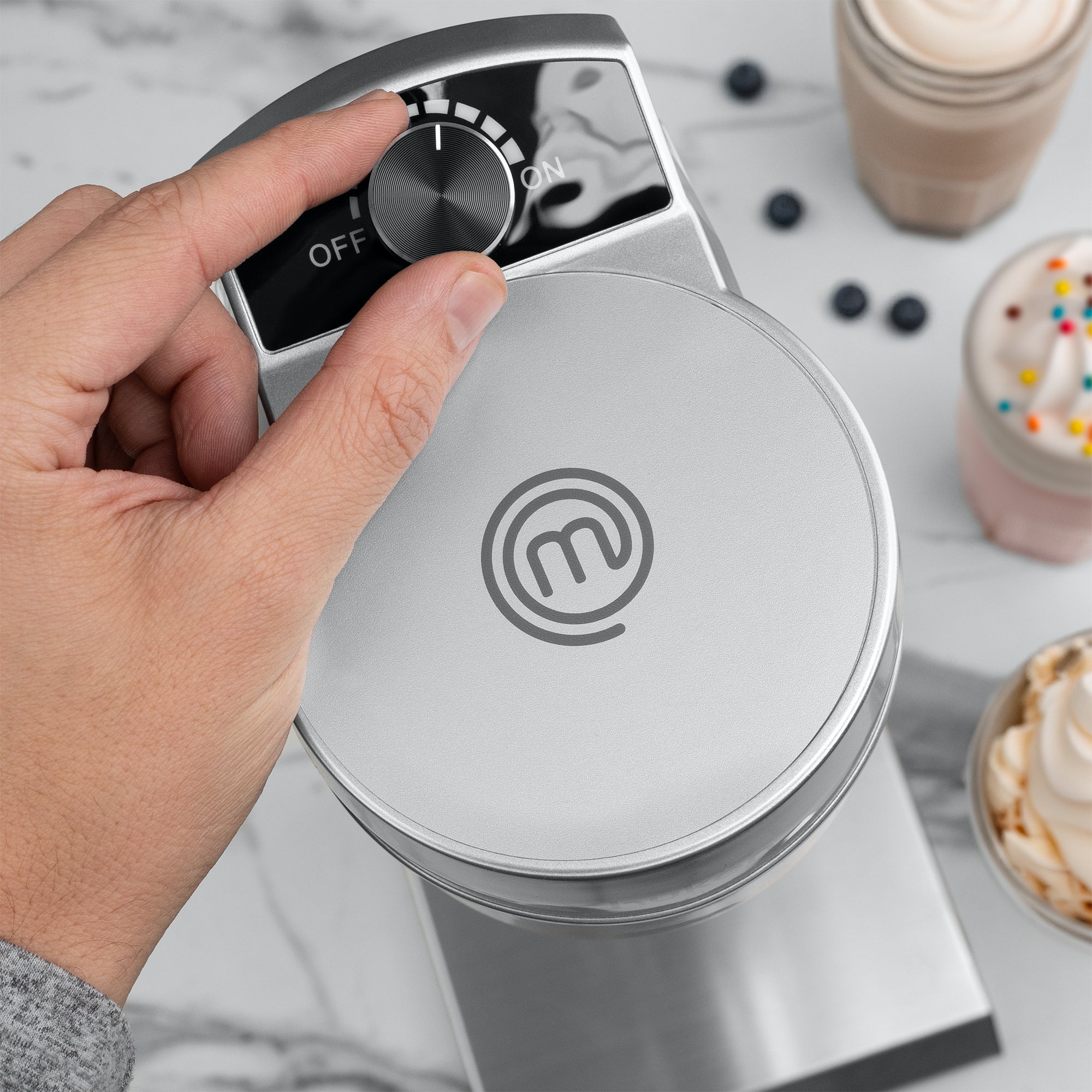 Fuente de Sodas SHAKEPRO 300W | Chocomilera y Batidora de Malteadas | Vaso Acero Inoxidable 450ml | Velocidad Continua | Activación Automática | Base Antideslizante | Hukën x MasterChef