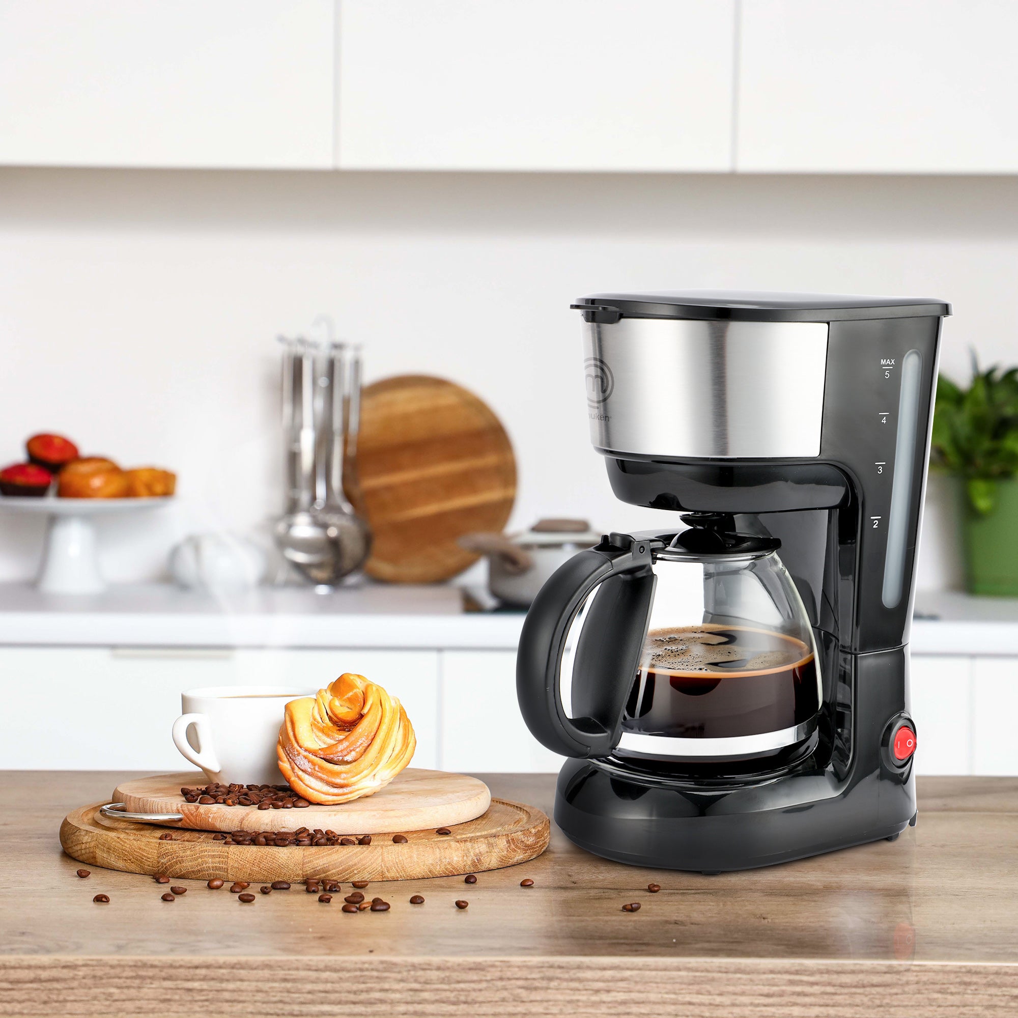 Cafetera Easy-Brew 5 Tazas | Filtro Permanente | Botón con Luz Indicadora | Jarra de Vidrio Borosilicato | Pausa para Servir | Compacta e Inoxidable | Hukën x MasterChef