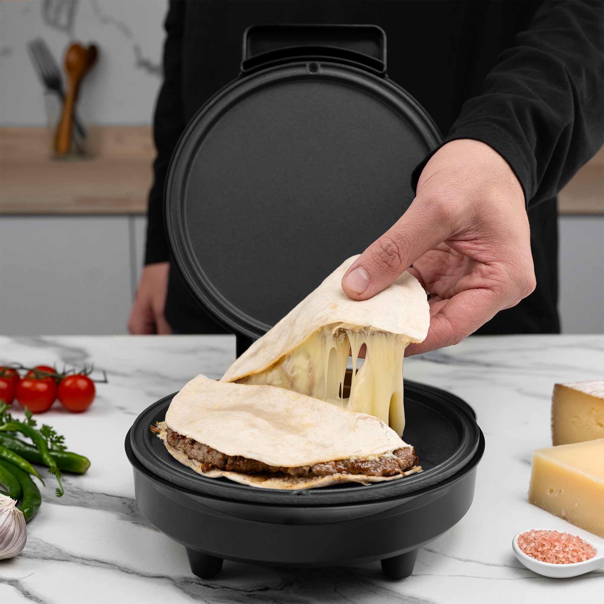 Parrilla Eléctrica Multifuncional EASY-COOK | Tecnología FLASH-COOK | Calentamiento Rápido y Uniforme | Antiadherente de Alto Nivel | Diseño Compacto | Luces Indicadoras | 17 cm de Cocción | Hukën x MasterChef